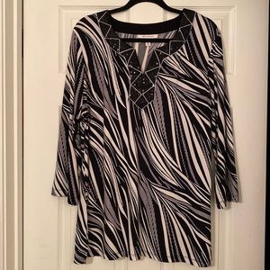 JM Collection Black and White abstract tunic with sequin V Neck EUC